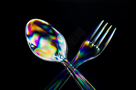 螺旋双环白色银器背景餐叉餐具用具折射野餐影棚黑色背景图片