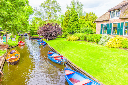 荷兰吉埃索恩典型的荷兰住宅和菜园Giethoorn旅游水路乡村建筑场景假期文化花园城市溪流背景图片