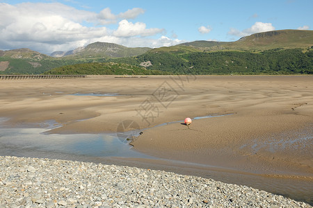 迪迪浮标莫达赫Estuary 斯图亚特山脉雪墩鹅卵石河口环境风景浮标天空背景