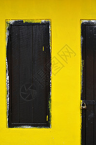 黄色墙面的木制窗口建筑学房子窗户框架棕色木头背景图片