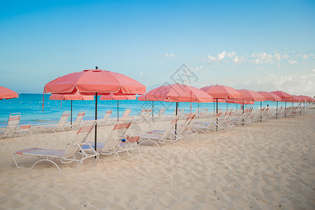 晴天雨伞热带空沙沙滩雨伞天堂观景旅行沿海椅子天空海景海岸异国海岸线情调蓝色背景