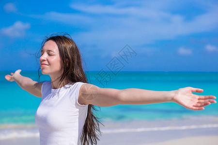 郊野外面天堂在白色热带沙滩度假的年轻女性青年妇女海洋头发闲暇海岸微笑假期乐趣支撑自由亮度背景