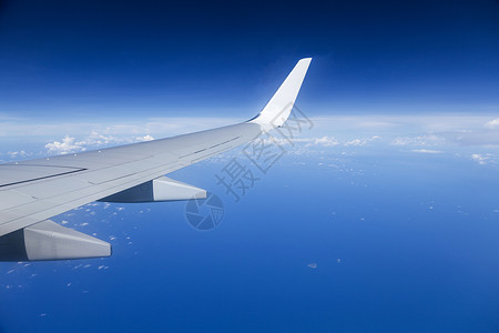 空中机翼从窗外美丽的天空看背景图片