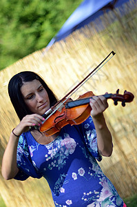 青年女子玩阴阳人天赋音乐小提琴教会乐器女性国家公园细绳音乐家背景图片