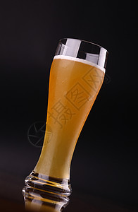 啤酒杯啤酒液体酿造玻璃小麦饮料工艺黑色背景图片