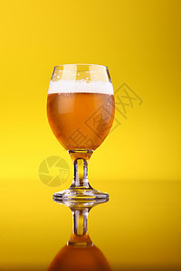 啤酒杯饮料工艺玻璃酿造啤酒黄色液体寒意背景图片