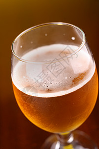 啤酒杯啤酒液体木头酿造饮料玻璃工艺背景图片