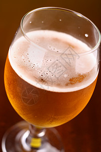 啤酒杯饮料啤酒液体玻璃木头工艺酿造背景图片