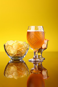 带倒影筹码啤酒杯酿造小吃玻璃饮料黄色工艺啤酒液体筹码背景