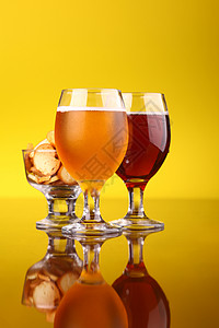 啤酒杯小吃饮料黄色液体玻璃啤酒酿造筹码工艺背景图片