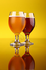 啤酒杯玻璃黄色液体酿造工艺啤酒饮料背景图片