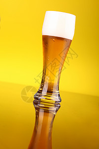 啤酒杯啤酒玻璃黄色液体工艺酿造饮料背景图片