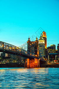俄亥俄河天际线发光的高清图片