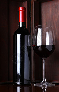 一瓶红酒盒子爱好者酒精玻璃瓶子木头红色奢华美食案件背景图片
