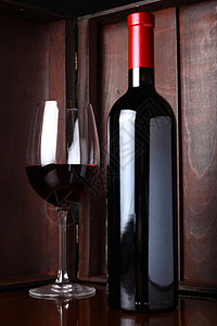 一瓶红酒红色案件瓶子奢华玻璃盒子酒精木头美食背景图片