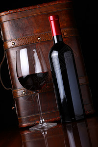 一瓶红酒酒精木头盒子瓶子美食玻璃奢华红色案件背景图片