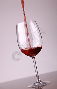 红酒灌注行动白色酒精瓶子玻璃液体喷射红色奢华背景图片
