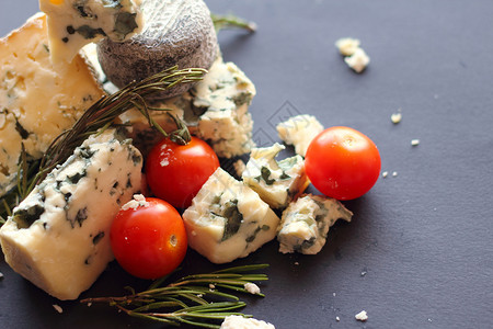 Roquefort 奶酪成分工作室食物百里香美食蓝色模具豆荚美味小吃连环画背景图片
