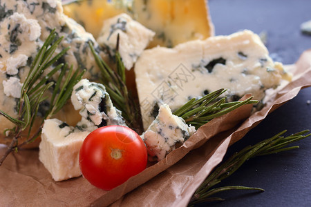 Roquefort 奶酪成分迷迭香小吃连环画琥珀奶制品工作室食物美食豆荚蓝色背景图片
