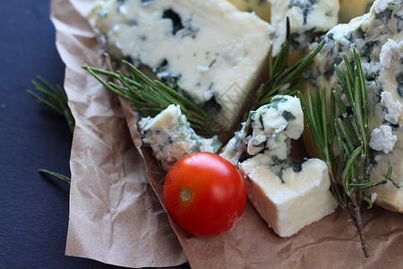 Roquefort 奶酪成分美食迷迭香奶制品百里香豆荚食物琥珀连环画美味小吃背景图片