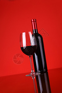 一杯红酒玻璃红色奢华反射瓶子背景图片