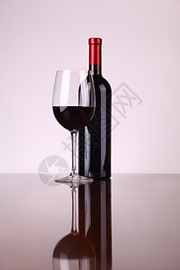 一杯红酒反射奢华白色瓶子玻璃背景图片
