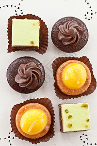 小蛋糕时光食物糖霜橙子柠檬奶油状糖果休闲开心果巧克力背景图片