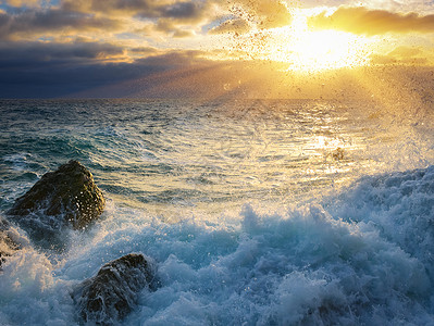 海里石头海上飞水石头岩石海岸风暴海浪日落支撑背景