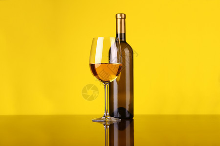 白葡萄酒杯黄色白酒反射奢华玻璃高清图片