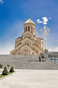 第比利斯萨迈巴大教堂风景国家路灯建筑首都大教堂楼梯小树教会背景图片