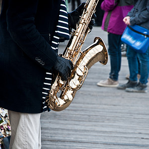 巴黎的萨克斯语娱乐音乐音乐家城市萨克斯男人旅游历史性成人街道背景图片