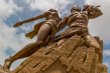 非洲文艺复兴纪念碑男人雕像艺术青铜爬坡女士孩子纪念碑背景图片