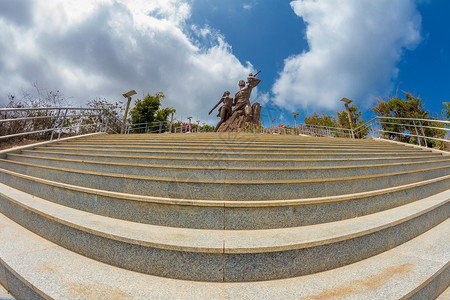 非洲文艺复兴纪念碑女士雕像纪念碑男人艺术爬坡青铜孩子背景图片