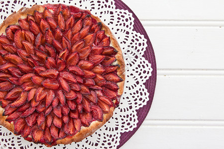 新鲜梅子蛋糕水果圆形季节时光食物乡村咖啡水果派馅饼蛋糕背景图片