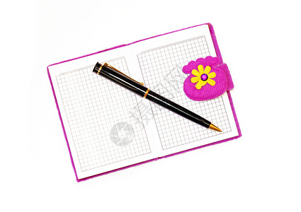 以紫色封面打开笔记本 用黑色的圆珠笔在背景图片