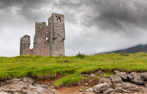 古老城堡的废墟灰色历史反射风景建筑护城河草地蓝天硬核历史性背景图片