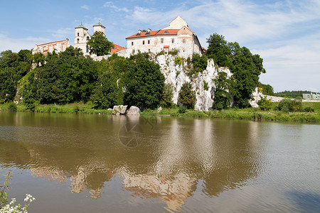本尼维斯泰涅茨的本尼迪丁修道院 在蓝天背景下有威斯拉河旅游纪念碑避难所地标历史性宗教教会岩石旅行遗产背景