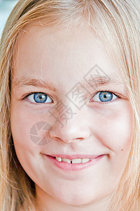 可爱的女孩金发孩子蓝色童年白色女学生背景图片
