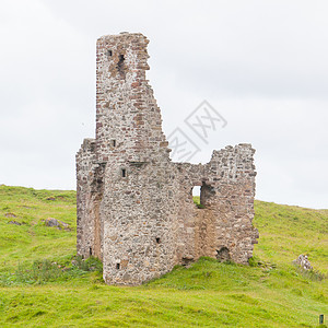 古老城堡的废墟建筑反射风光护城河硬核风景草地蓝天历史历史性背景图片