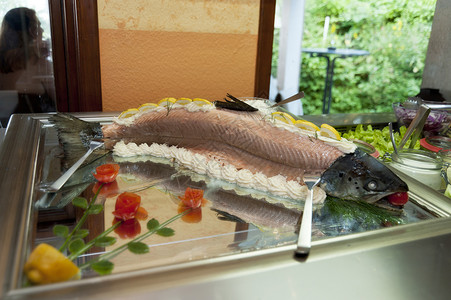 偷猎的鲑鱼海鲜客栈水煮专业烹饪餐厅法庭食物自助餐背景图片