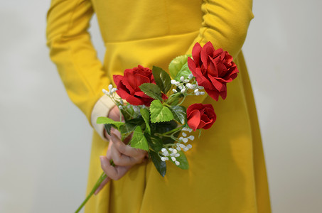 女人穿着黄色的礼服 有红玫瑰幸福女孩女性庆典礼物连衣裙玫瑰裙子背景图片