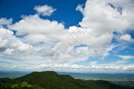 山脉绿草和蓝天空地貌土地多云丘陵蓝色农村爬坡绿色场地季节晴天背景图片