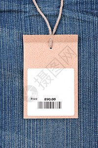 蓝色小喇叭标签带有牛仔牛仔裤条码的价格标签织物白色商业纺织品购物蓝色销售服装裤子牛仔布背景