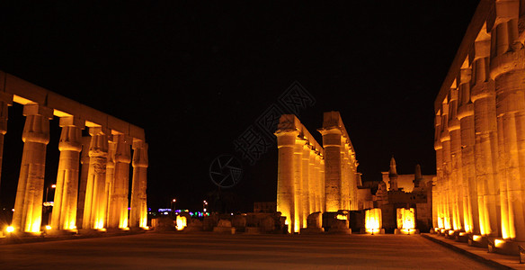 拉美西斯夜里路克索神庙 埃及文字宗教古物旅行石头地标雕刻宽慰法老纪念碑背景