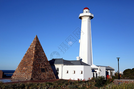 南非空军纪念馆伊丽莎白港的唐金灯塔和金字塔背景