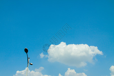 云层积云白色天空路灯蓝色背包背景图片