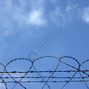 有刺带铁丝网的栅栏材料安全线条螺旋漩涡障碍路障监狱外壳局限背景图片