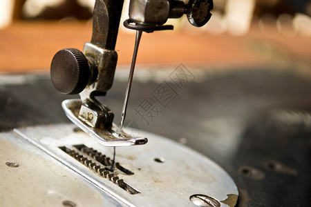 正在阶段的缝纫过程制造业包缝筒管针线活卷轴加工工作室衣服纺织品工具制作高清图片素材
