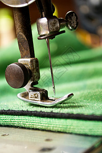 正在阶段的缝纫过程包缝针线活制造业机器纺织品织物下水道工作衣服筒管剪裁高清图片素材