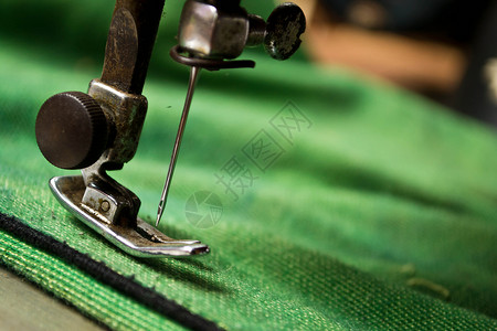 正在阶段的缝纫过程女裁缝工作机器制造业加工包缝下水道纺织品针线活裁缝时尚高清图片素材